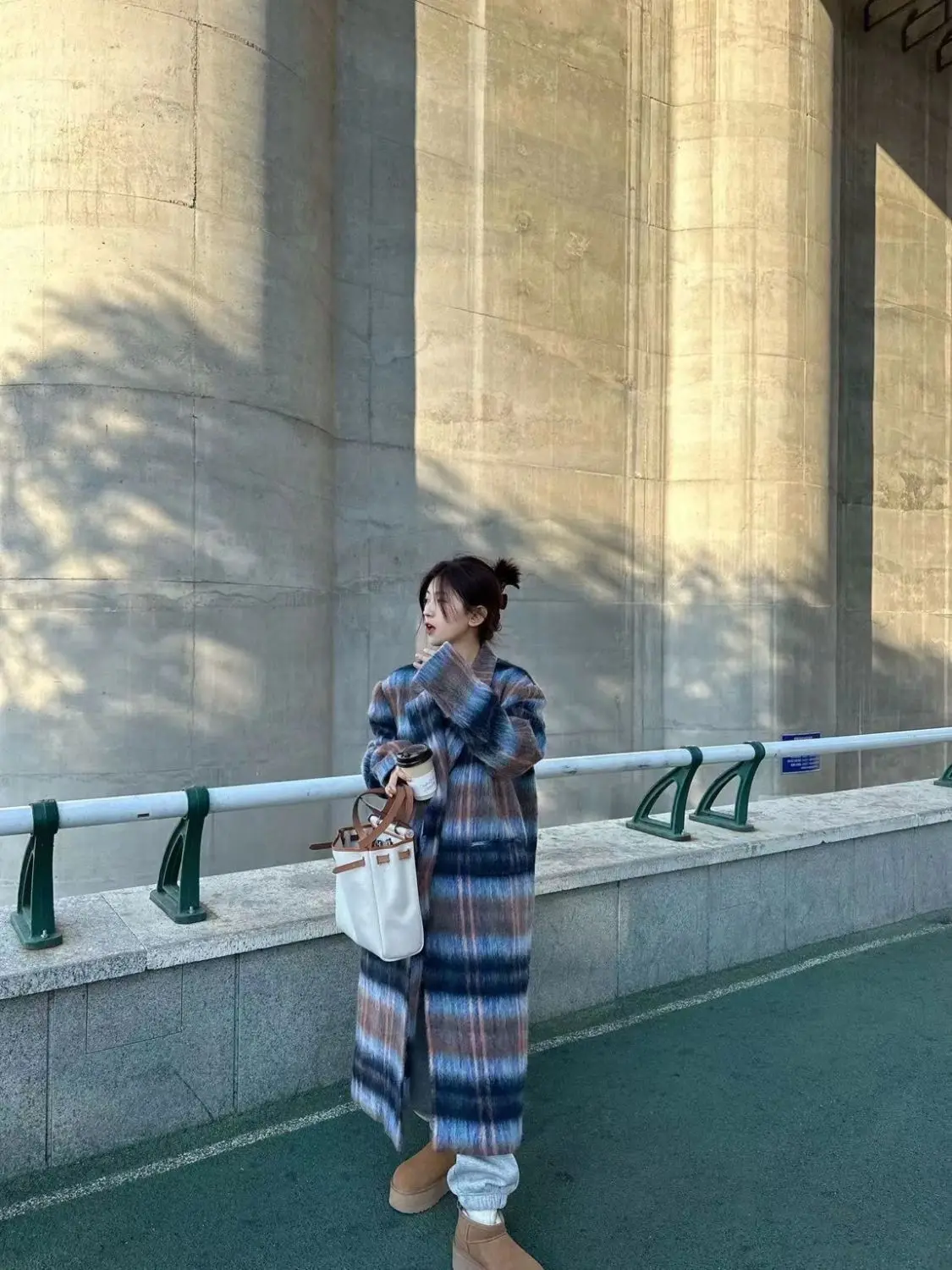 

Осенне-зимнее нишевое ретро-темпераментное сине-коричневое клетчатое пальто с длинными волосами, женское высококачественное шерстяное пальто средней длины