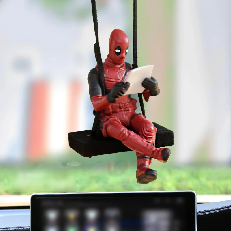 Nuovo 10 cm Deadpool Creativity Anime Figura Altalene Panca di legno Alla moda Ornamenti per auto Accessori pendenti per cartoni animati Regali Giocattoli per bambini