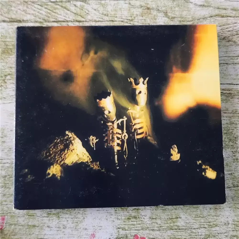 CD Pearl Jam Riot Act, el séptimo álbum de estudio de Pearl Jam, lanzado en 2002