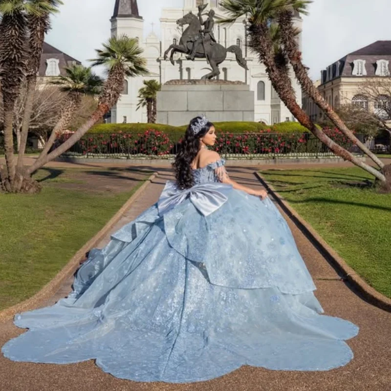 Vestido De quinceañera azul neblina, calcomanía con purpurina De cristal, hombros descubiertos, capas, cola larga, lazo, Vestidos De 15 quinceañera ﻿ Personaliza