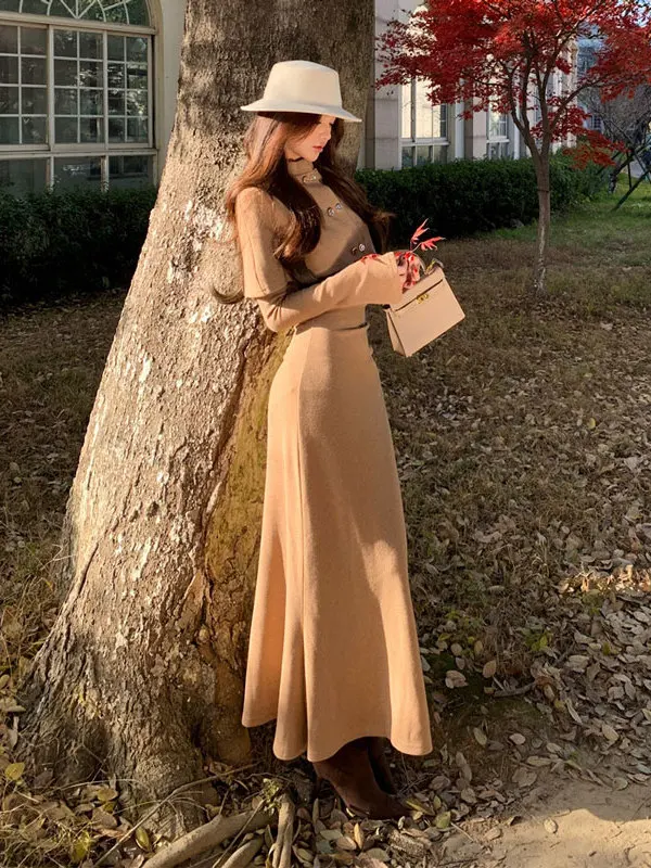 

Корейский комплект из двух предметов: пальто-накидка на двух пуговицах и длинная юбка с высокой талией из смесового хлопка. Идеально для дома, школы, свиданий.