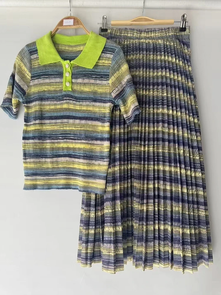 بلوفرات محبوكة مخططة كلاسيكية، تي شيرتات قصيرة الأكمام، طقم مكون من قطعتين لملابس نسائية صيفية 2025 + طقم تنورة فضفاضة بطيات
