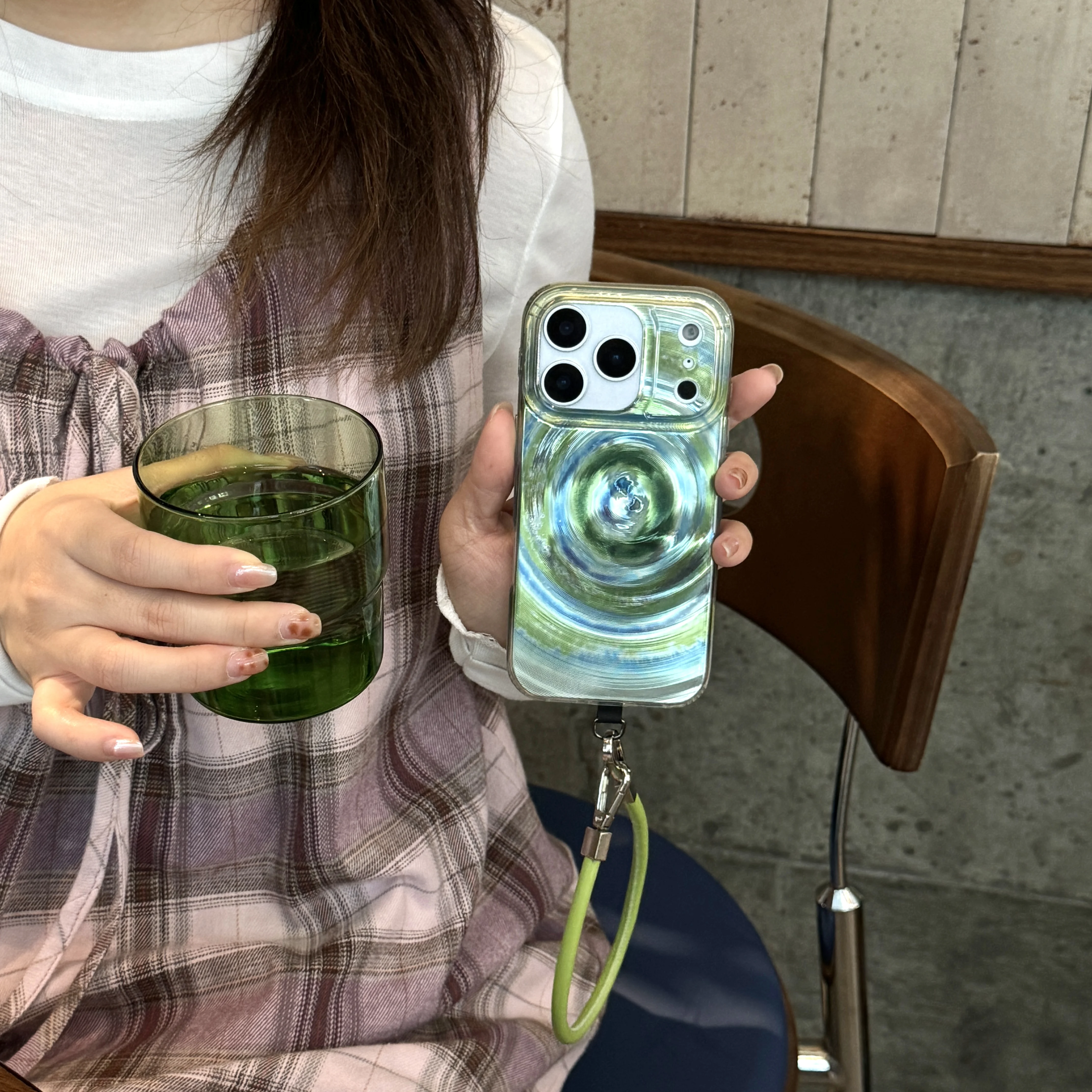 Etui na telefon iPhone 17 16 15 14 Pro Max z wzorem wokółkulującego się niebiesko-zielonego wzoru, silikonowe, odporne na wstrząsy, z ochroną obiektywu.