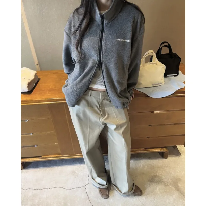 2025 Nuovo autunno inverno colletto alla coreana giacca da donna leggera per il tempo libero lettera alla moda ricamo abbigliamento da donna in tinta unita