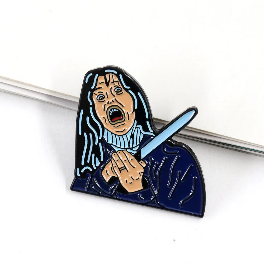 1Pc ホラー映画のキャラクター自殺エナメルブローチバックパックバッジ男性女性のブローチジュエリーアクセサリー友人へのギフト