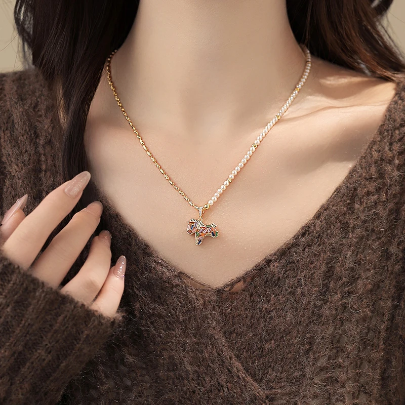 Bunte Zirkon-Pony-Anhänger-Halskette für Damen, Perlen-Metall-Spleißkette, leichter Luxus-Schmuckset, trendiges Schlüsselbein-Accessoire – Detail 5