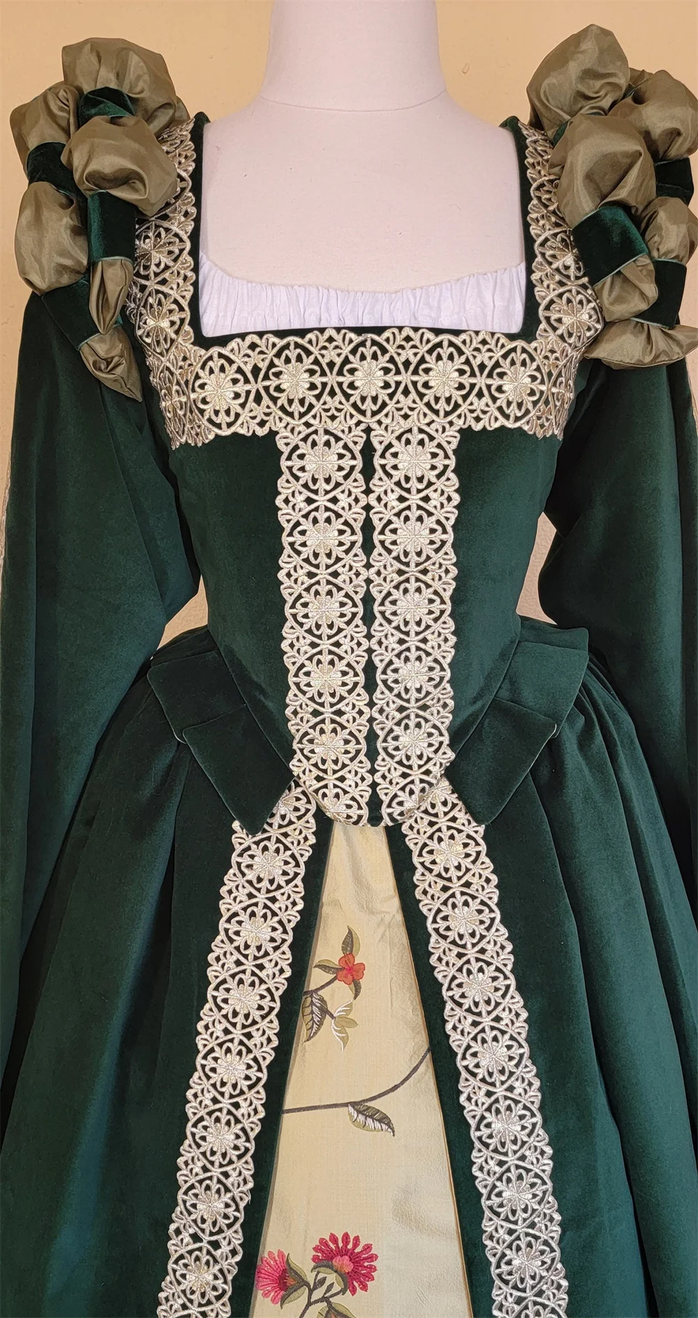 Green Tudor Elizabethan Costume Women Historical Royal Court Tudor Queen Costume Medieval Dress Vintage Renaissance Ball Gown