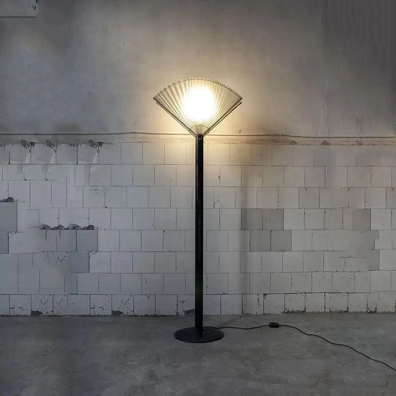 Opera d'arte creativa postmoderna a forma di ventaglio pieghettata su entrambi i lati