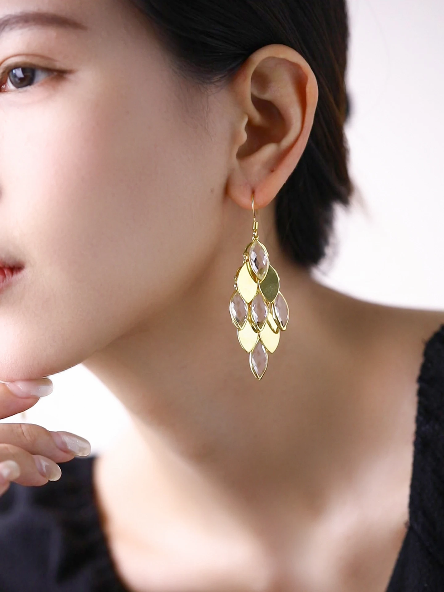 gold-rhombus-long-earrings-women's-luxury-ancient-style-jewelry-jojo-studio-geometric-pattern-hoop-earrings-fashionable-acces