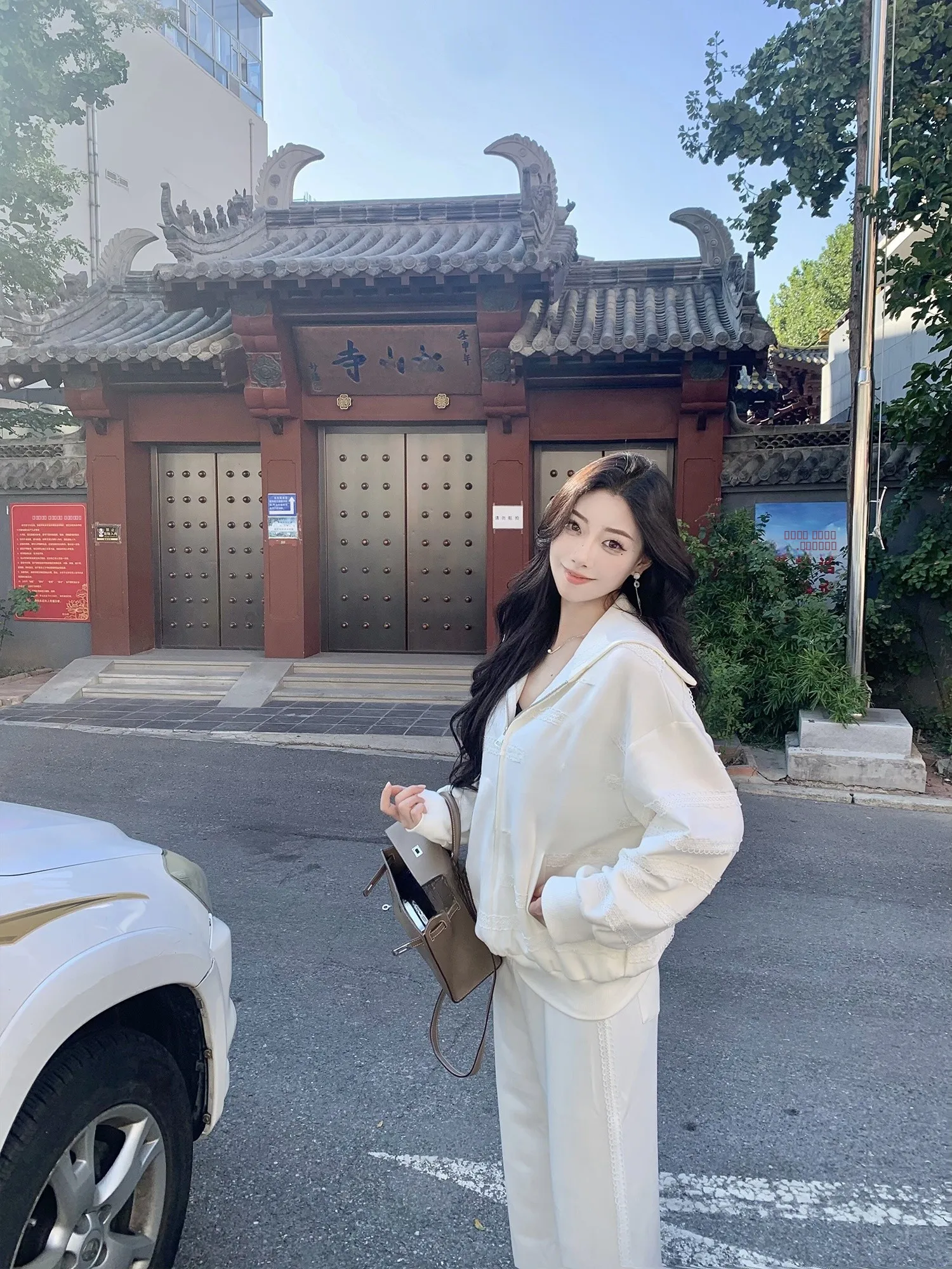 

Женский комплект J Studio: белая толстовка с капюшоном и брюки прямого кроя – комфортный повседневный модный ансамбль для молодых женщин