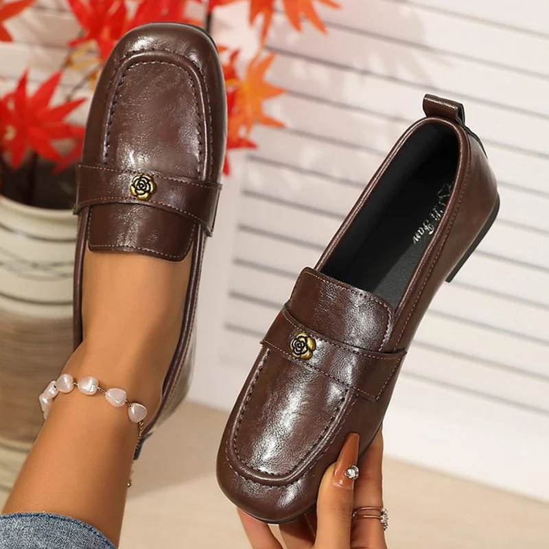 

Брендовый дизайн, лоферы с металлическим цветком, женские лаконичные туфли из искусственной кожи с квадратным носком на плоской подошве, женские легкие лоферы без шнуровки, женские туфли