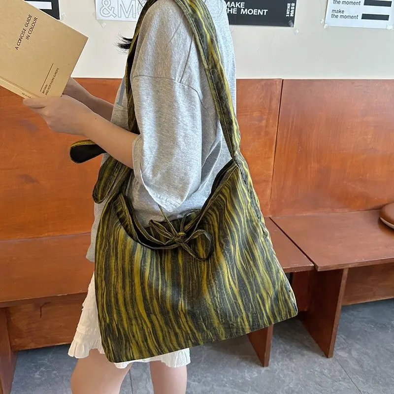 

Retro Crossbody Fashionable Niche Green Commuting Shoulder Bags Large Capacity Portable Tote Bag