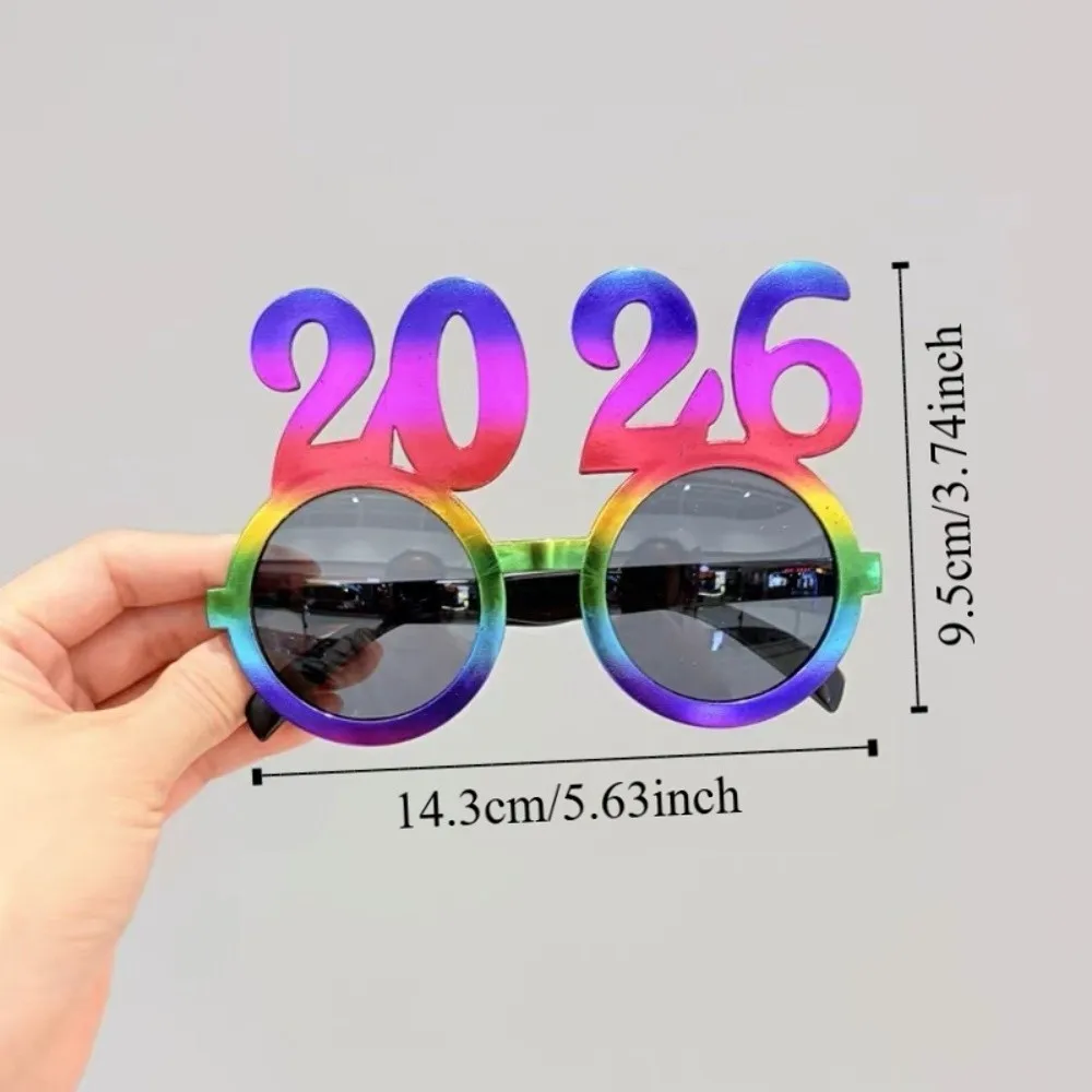 لامعة 2026 سنة جديدة سعيدة نظارات لطيف الإبداعية عيد الميلاد نظارات حلوة ملونة السنة الجديدة النظارات الشمسية الزخرفية صور الدعامة #6