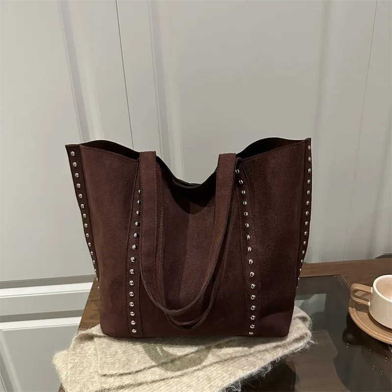 

Женская сумка-тоут большой вместимости в стиле ретро с заклепками, новая замшевая сумка через плечо для осени и зимы.