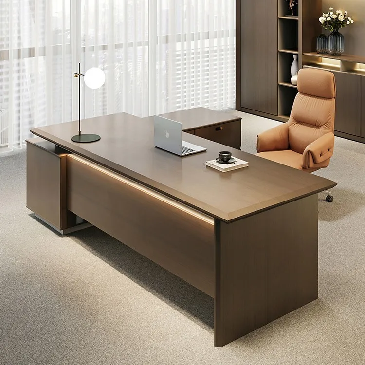 

Легкий роскошный босс. Современная простая элитная офисная мебель. Комбинация стола и стула среднего класса.