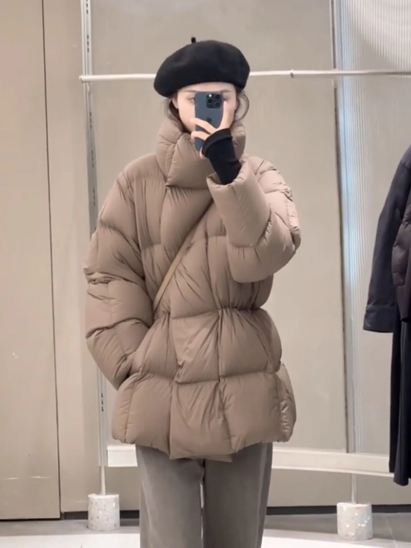 キャラメルパファージャケット レディース ルーズフィット ウエストシェイプ スタンドカラー ミドル丈 ダウンコート カジュアル アウター