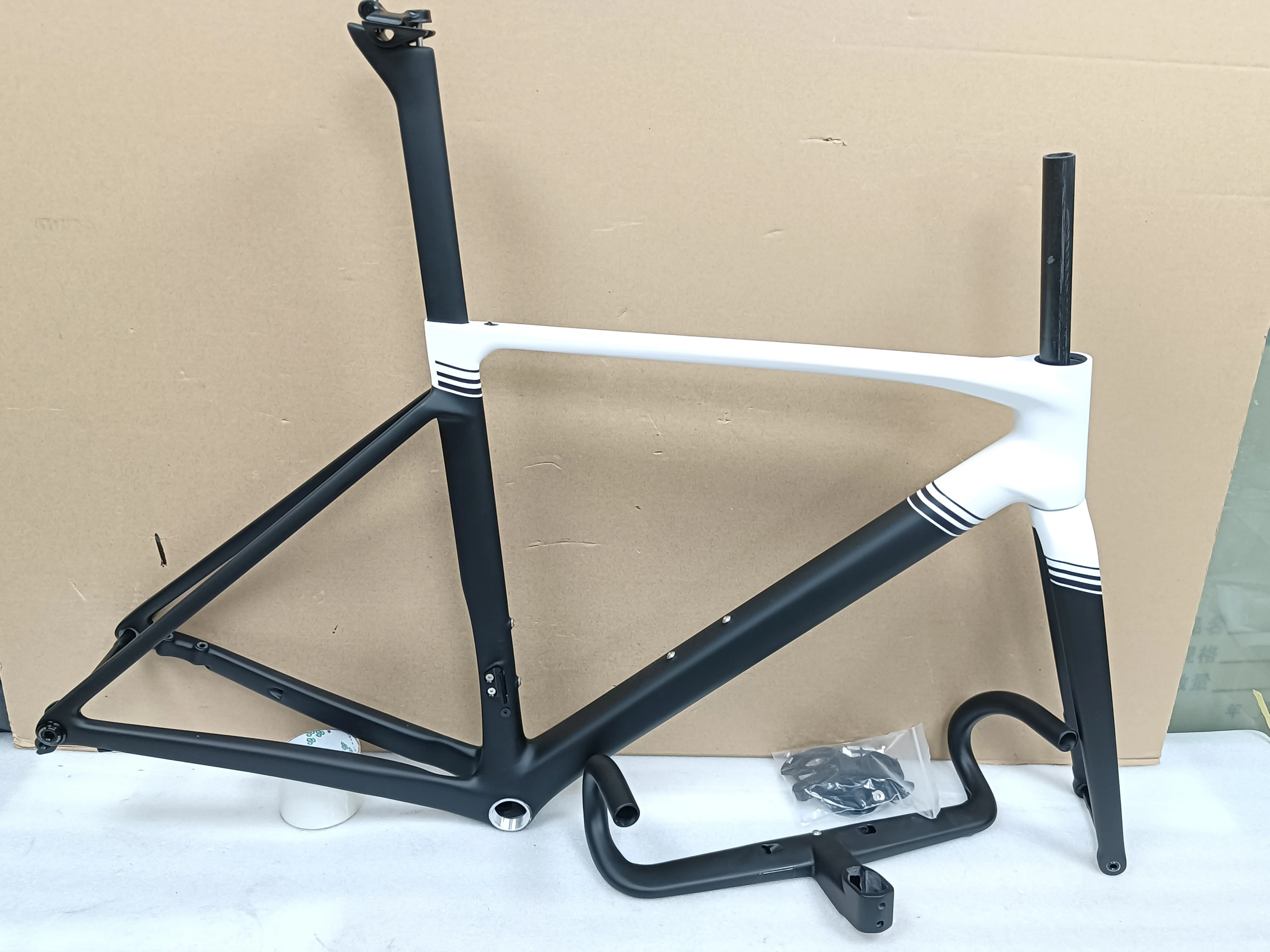 2026 V5Rs Glossy and matte black Carbon Road Frameset Compatible electronic groupset Internal Cable Routing