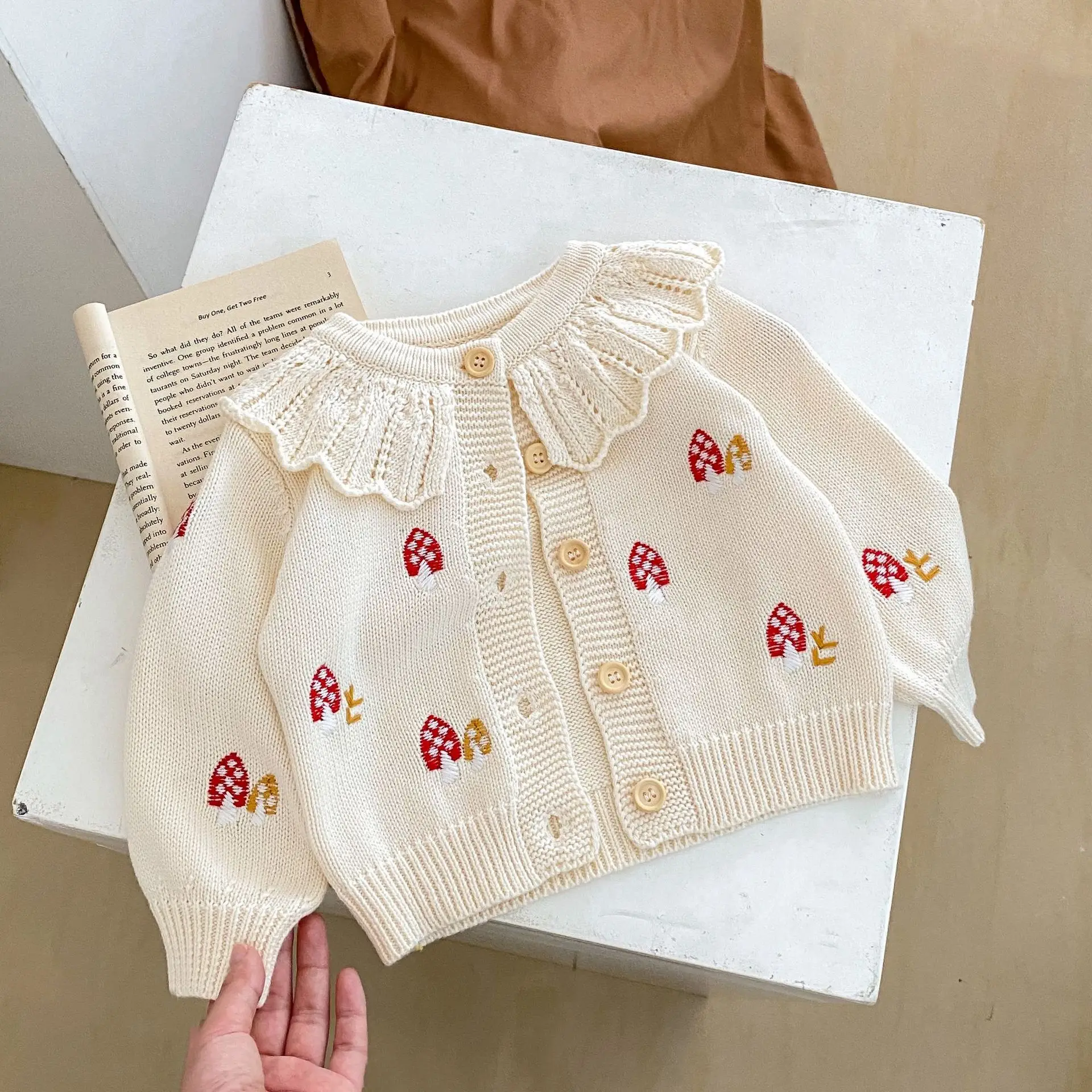 

Autumn new 0-3 year old baby clothing, baby girls' mushroom embroidered long sleeved round neck knitted cardigan