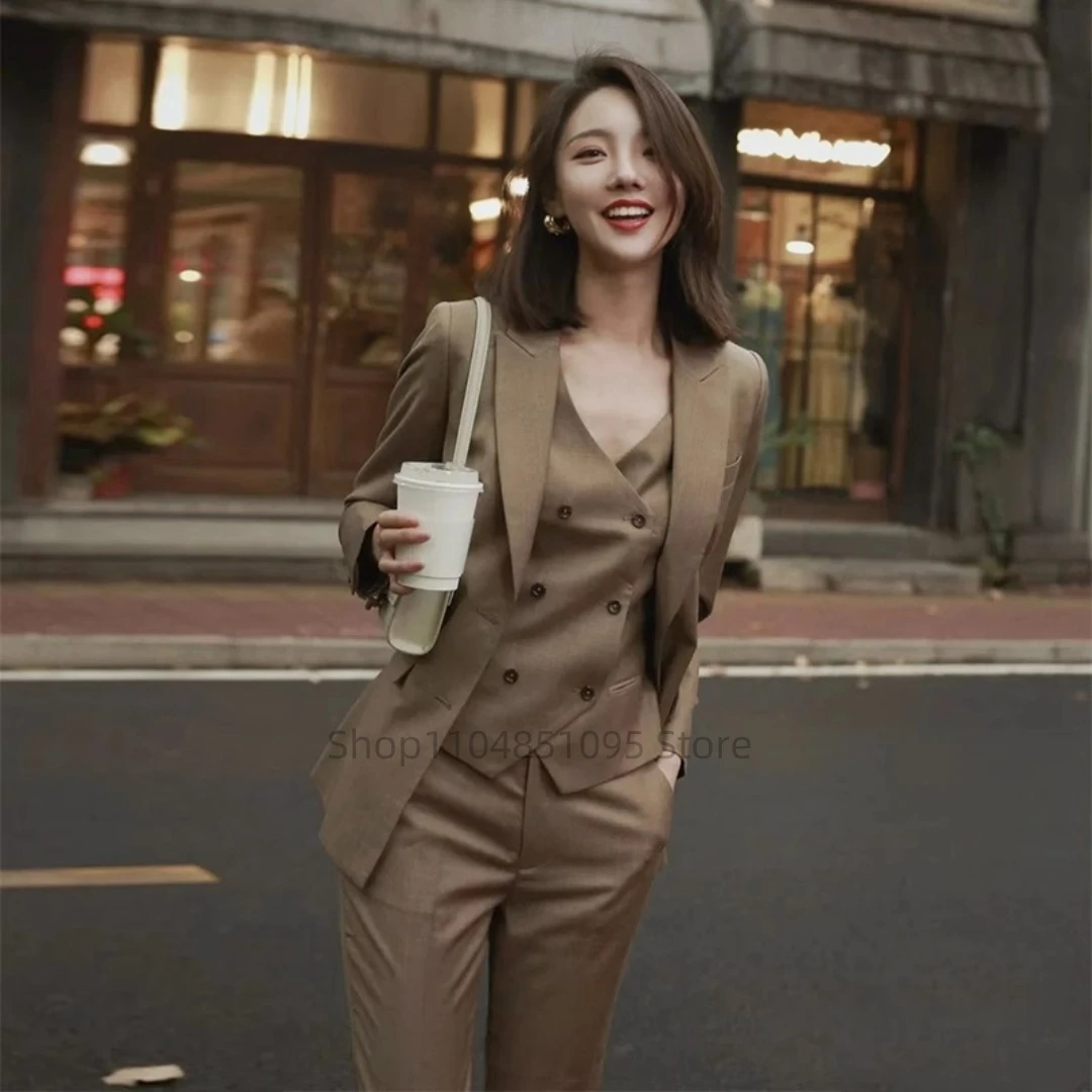 Elegante abito da donna in stile occidentale marrone alla moda in 3 pezzi, completo di pantaloni lunghi di fascia alta per occasioni speciali