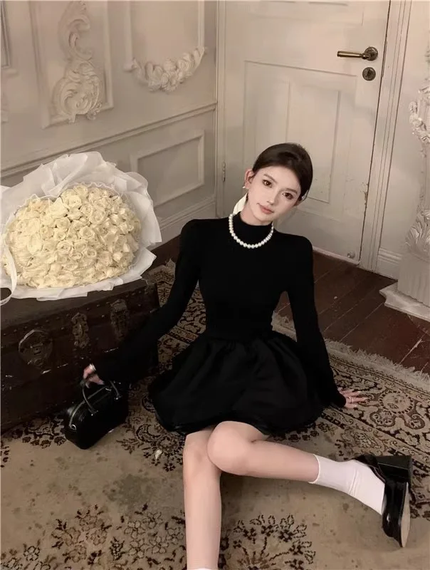 ชุดเดรสไหมพรมแขนยาวคอปกทรงเอวสูงสไตล์ฝรั่งเศส แต่งผ้าปะต่อ ทรงเข้ารูป สำหรับฤดูใบไม้ร่วง-ฤดูหนาว ปี 2025 กระโปรงสั้นสีดำทรงบอลกาวน์สำหรับผู้หญิง