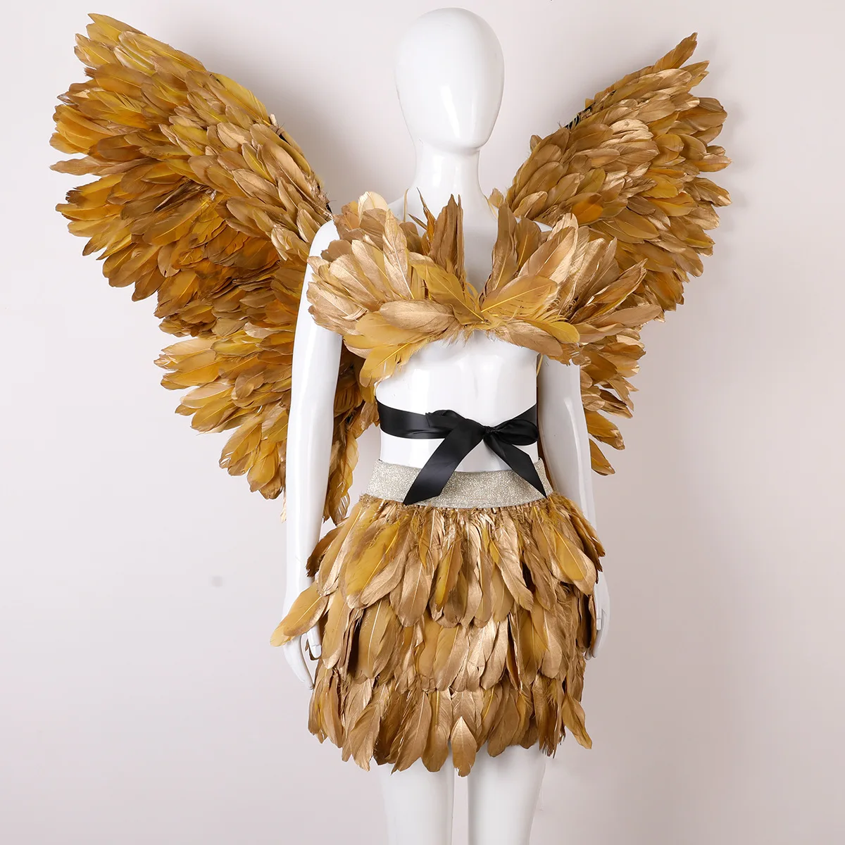Goldene Feder-Engelsflügel-Kostüm-Outfit mit Schal, Crop-Top und Federrock für Halloween, Karneval, Cosplay und Themenveranstaltungen – Detail 4