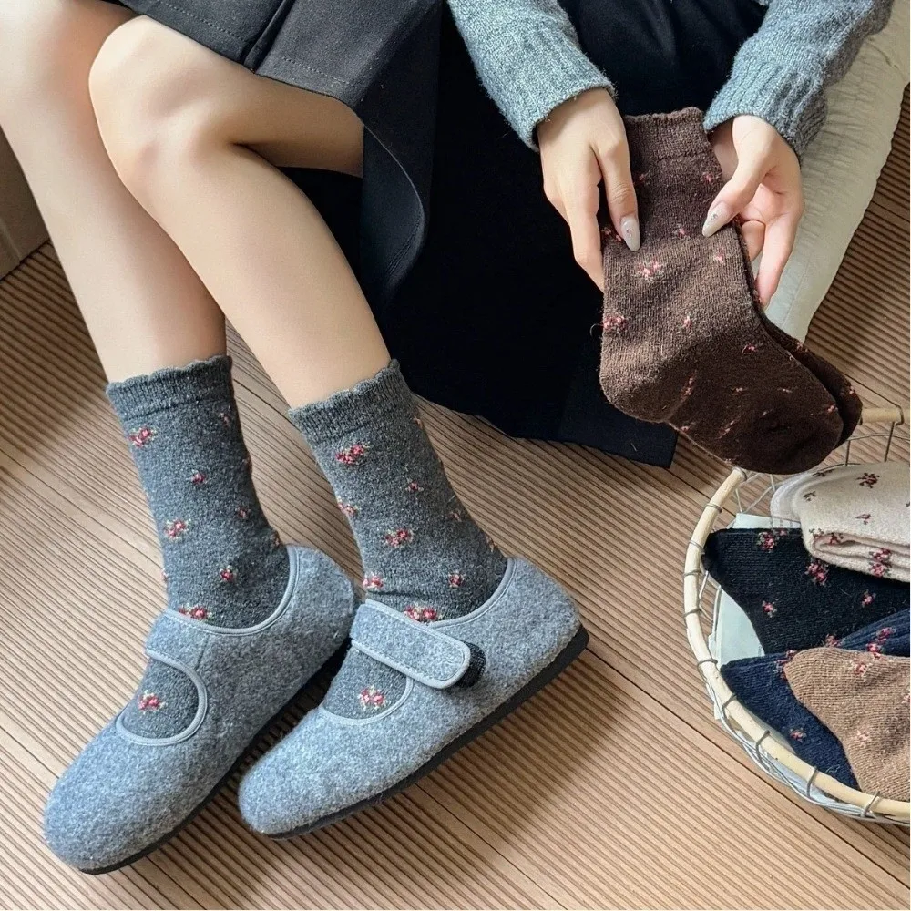 جديد رشاقته المرأة الجوارب الكورية نمط زهرة نمط زهرة الجوارب منتصف العجل الأوسط جوارب أنبوبية الشتاء