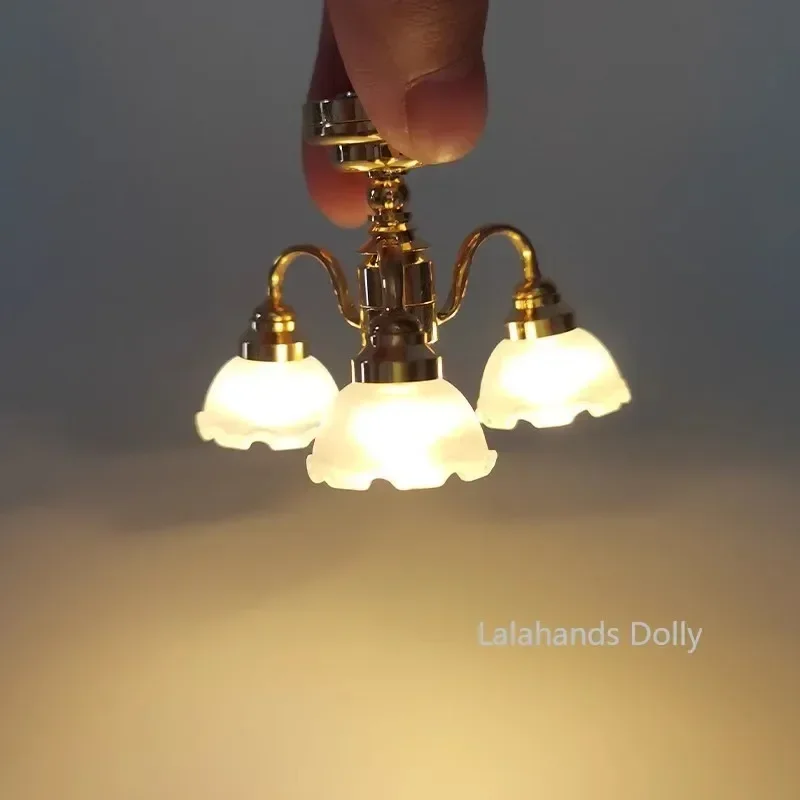 La simulazione di moda dell'articolo per la decorazione di mobili in miniatura della casa delle bambole può essere un lampadario luminoso/accessori per la decorazione della lampada da terra giocattoli