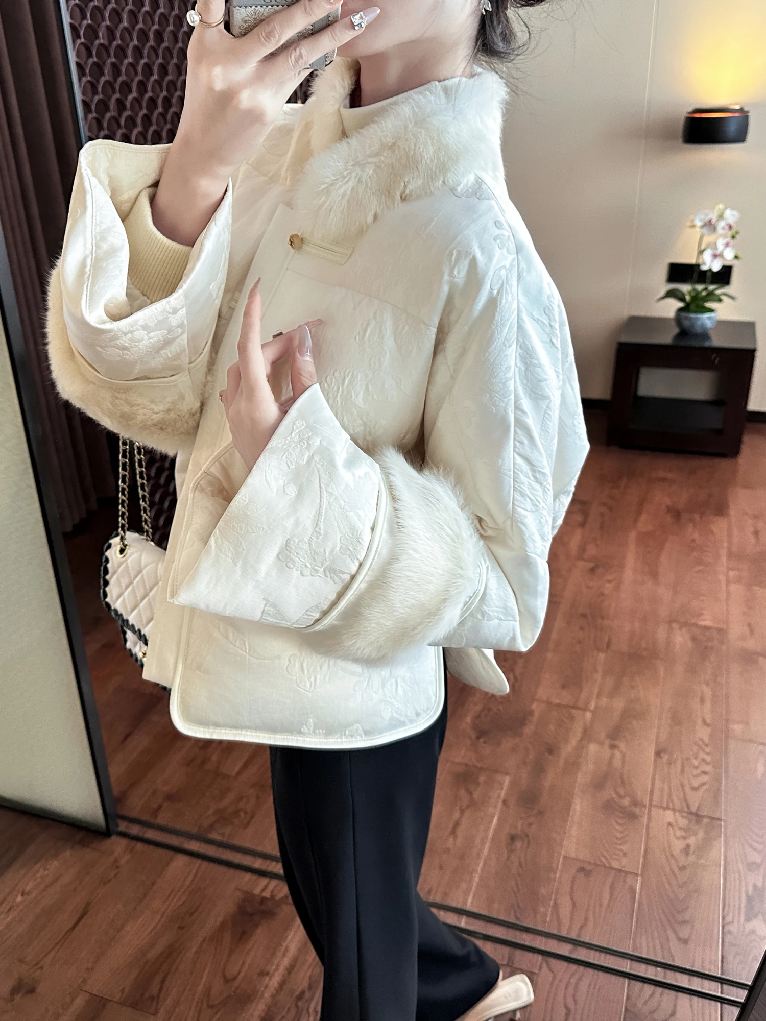 

Женское пальто Ele Orient Hidden Beau You See Plum Blossom с высококачественным пушистым воротником, 90% белым утиным пухом, с вышивкой