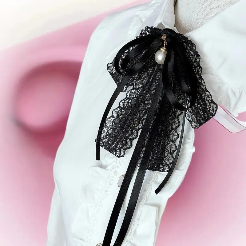 Czarna koronkowa wstążka z kokardą, broszka z perłowym wisiorkiem, ozdoba do koszuli, kołnierzyka, ubrań, krawat, akcesoria.