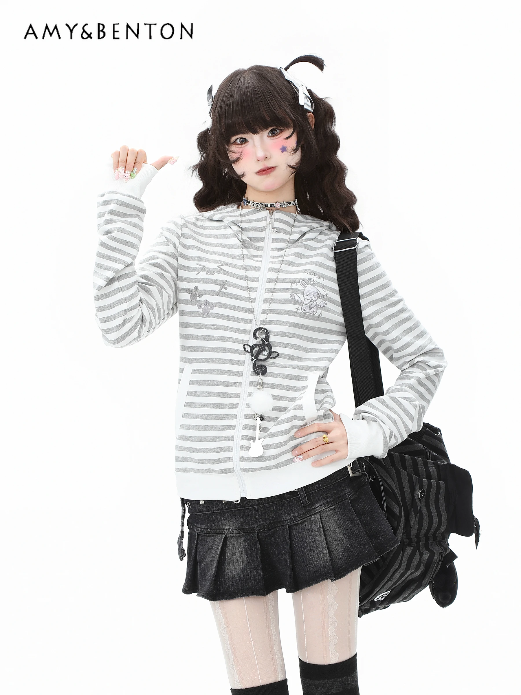 

Весна и осень 2024, новый стиль, заячьи уши, милая серая полосатая приталенная повседневная толстовка с капюшоном, черная полуджинсовая юбка, синие шорты