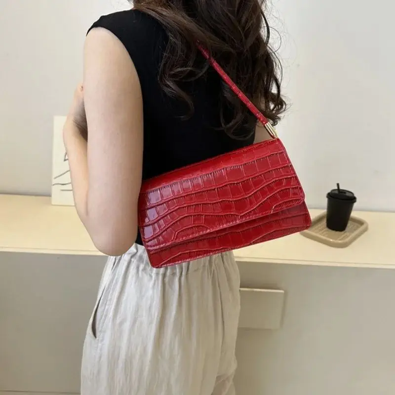 borsa-accessori-in-pelle-verniciata-di-alta-gamma-versione-2024-nuova-collezione-stile-elegante-per-uomo-e-donna-anteriormente-stagione-2011