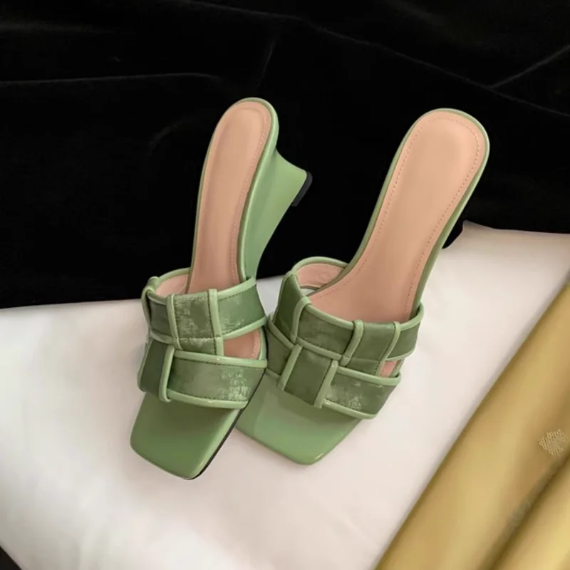 

Новые модные туфли-лодочки, тапочки высокого качества, тапочки на наклонном каблуке с квадратной головкой, женская обувь на высоком каблуке, сандалии на танкетке с перекрестным ремешком