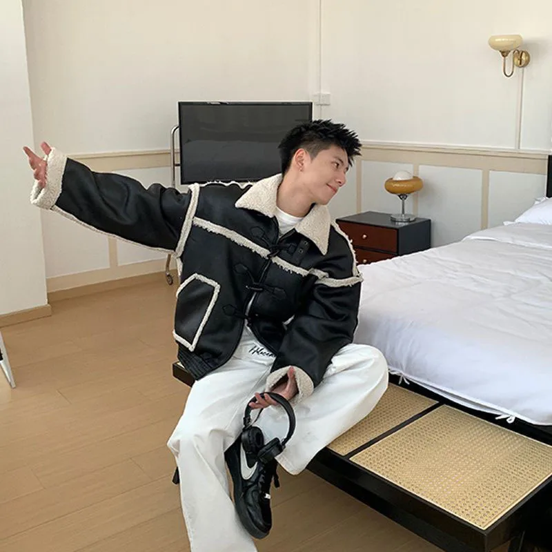 معاطف رجالية عصرية من الجلد بتصميم متباين الألوان مع طية صدر السترة سترات عصرية واحدة الصدر للرجال لخريف 2025 2A2274