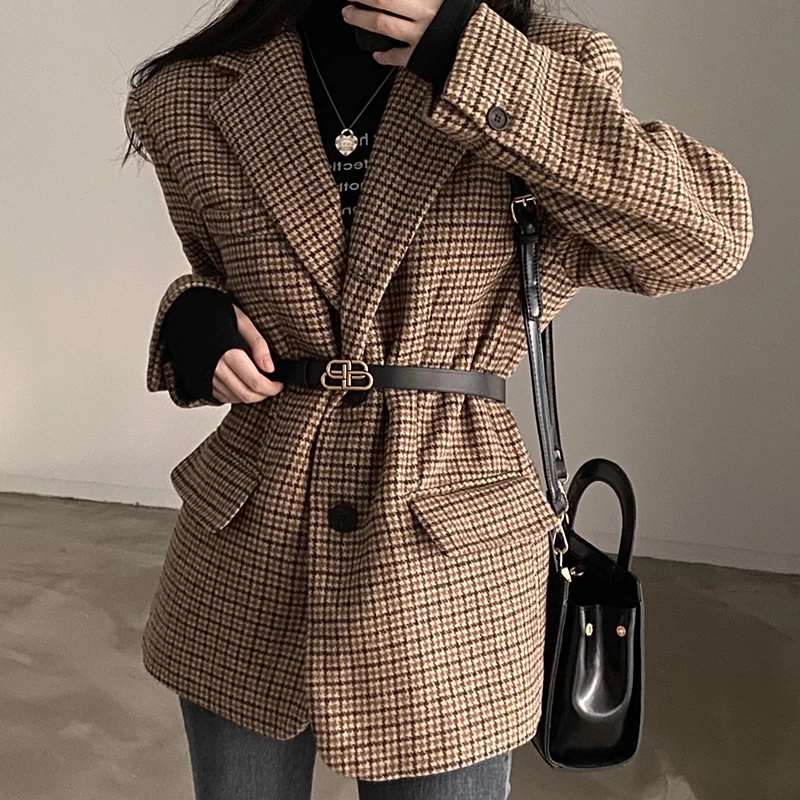 เสื้อโค้ททวีดสไตล์เรโทรชิคสำหรับฤดูใบไม้ร่วงและฤดูหนาว ทรงหลวม แขนยาว ปกสูท ลายสก็อตหลากสี  ใส่ได้หลากหลายโอกาส เสื้อคลุมสำหรับผู้หญิง