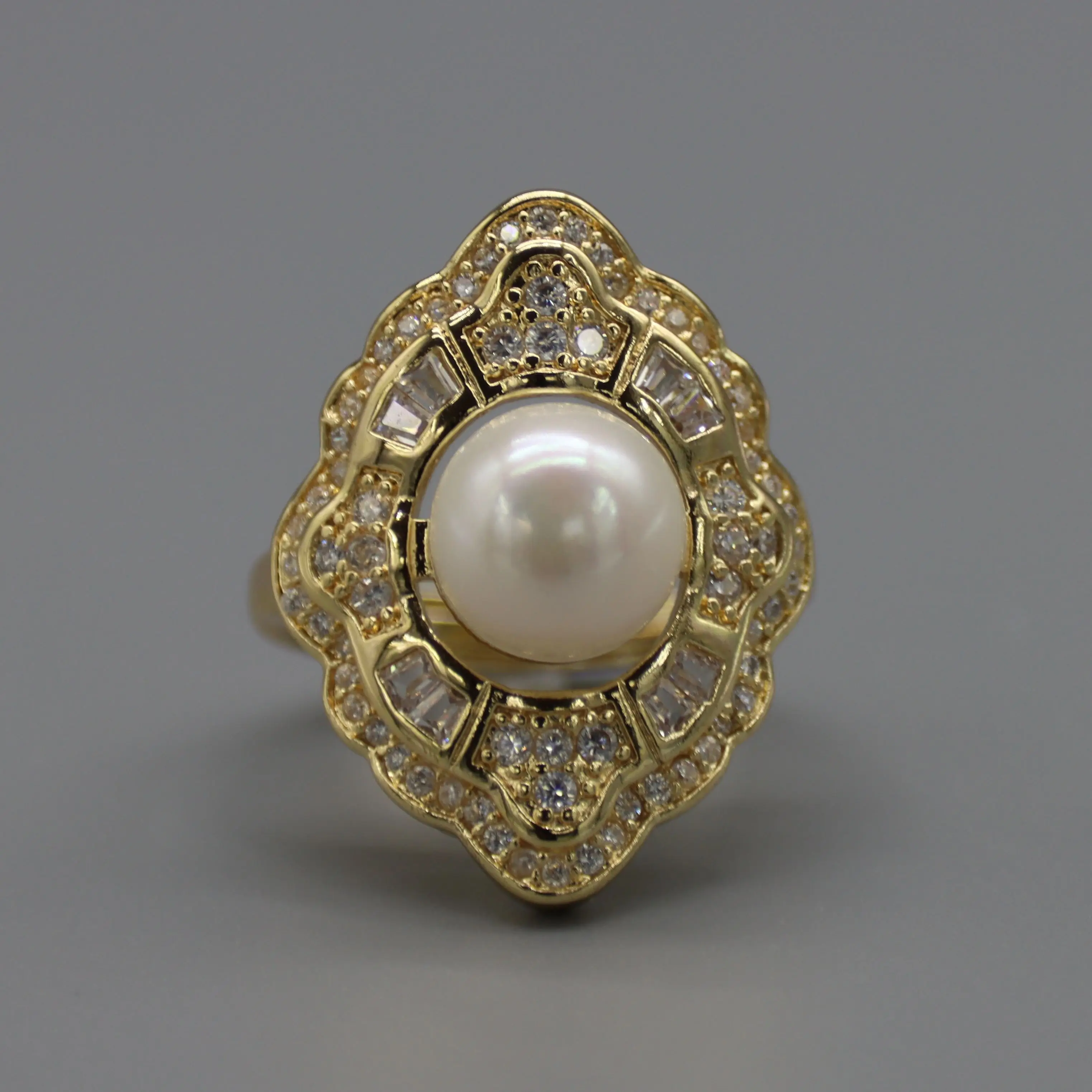 

Luxurious Vintage Style Pearl Ring Rhombus Lace Design High-End Jewelry with Gift Box for Suitable for Parties And Banquets