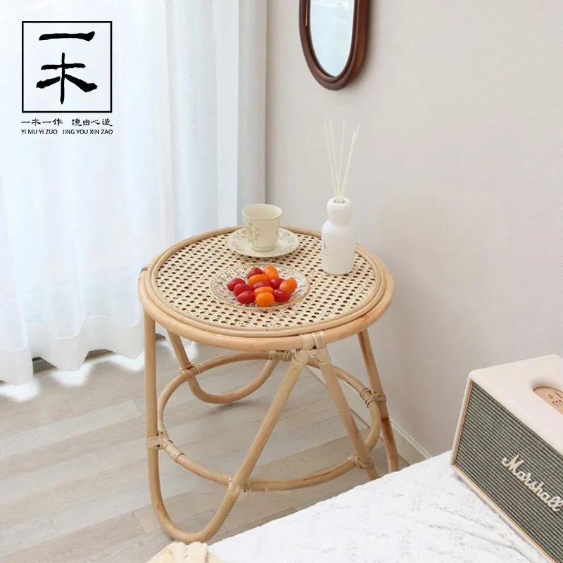 Coffee table ins sofa