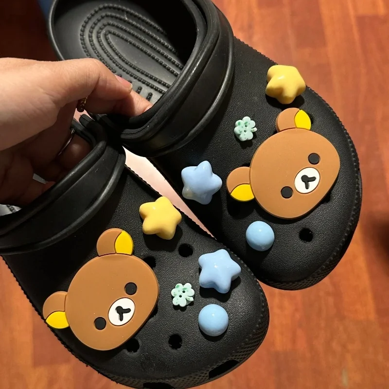 MINISO القابلة للإزالة Rilakkuma الدب سلسلة الأحذية السحر ل قباقيب حسن الحظ البرسيم لتقوم بها بنفسك دائم ABS المواد هدايا حفلة عيد الميلاد