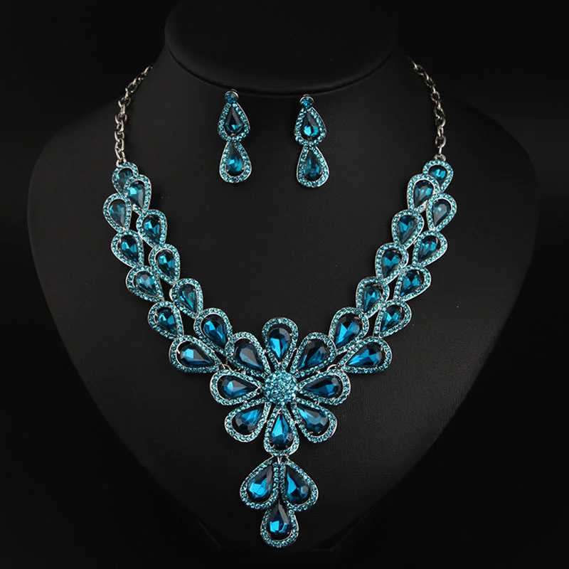 

Fashionable and luxurious diamond necklace and earrings set. High-quality waterproof jewelry. Birthday gift