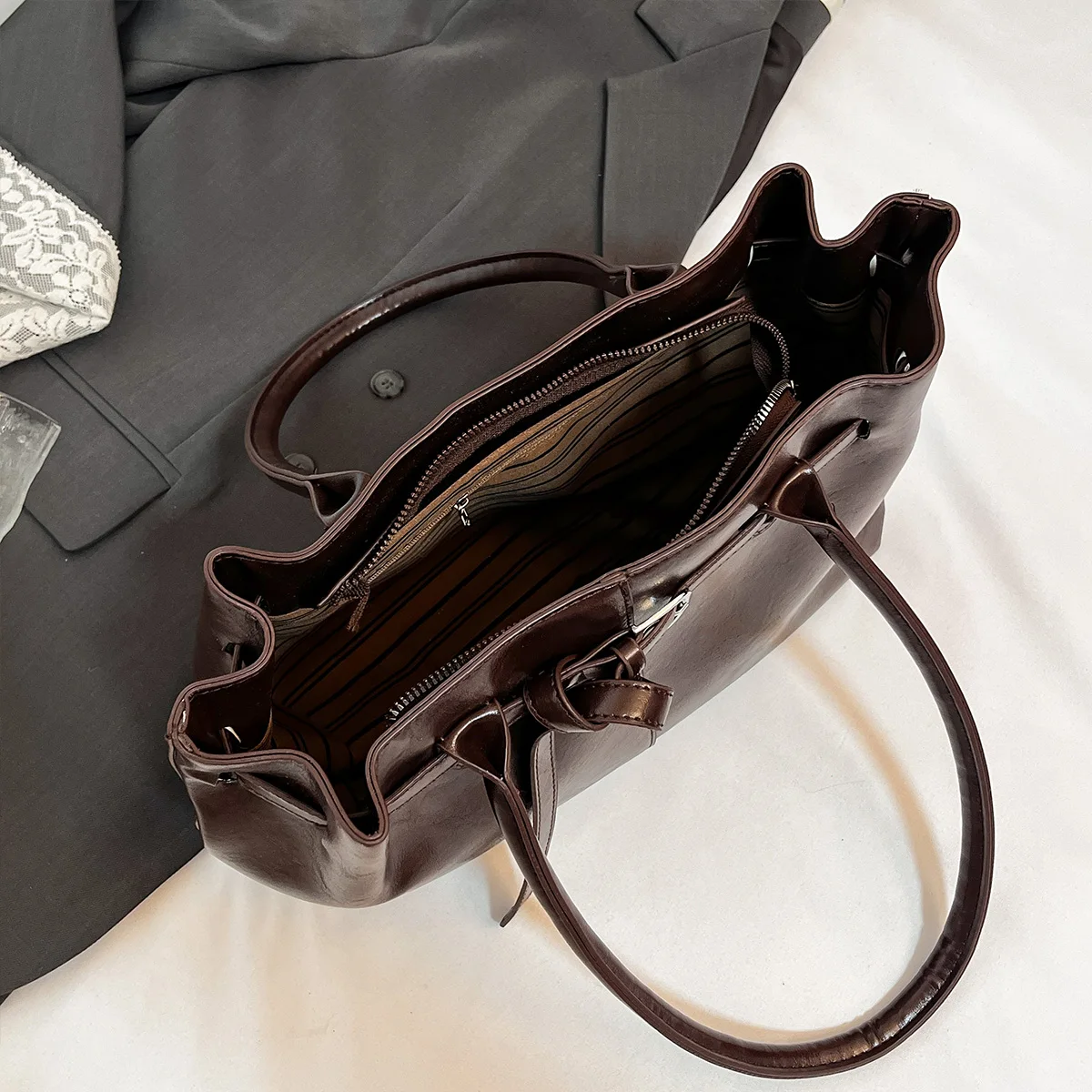 حقيبة حمل لامعة عتيقة مع عقدة حبل ديكور تصميم مبطن سعة كبيرة من البولي يوريثان سحاب مقاوم للماء حزام مريح ثابت #4