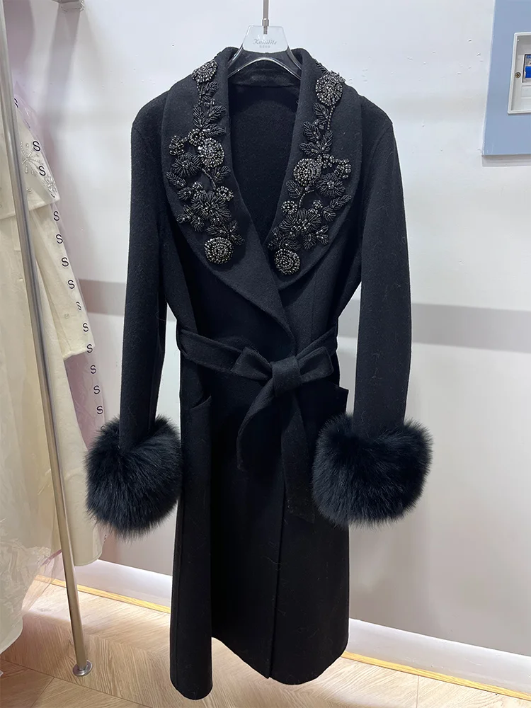 سترة شتوية جديدة لعام 2025 للنساء أصفاد من فرو الثعلب الحقيقي الطبيعي معطف سميك دافئ من الصوف بحزام قابل للفصل سترات طويلة ملابس الشارع الشهير