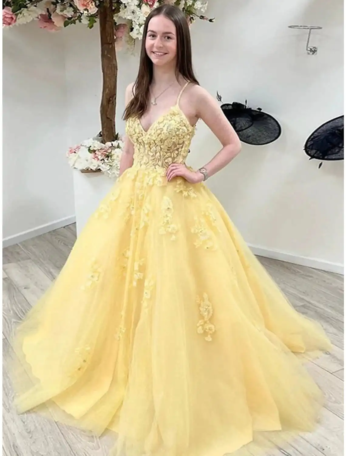 Vestido de baile amarillo con apliques de tul para quinceañera, vestido de noche con cuello en V, sin mangas, Espalda descubierta, largo hasta el suelo, hermoso