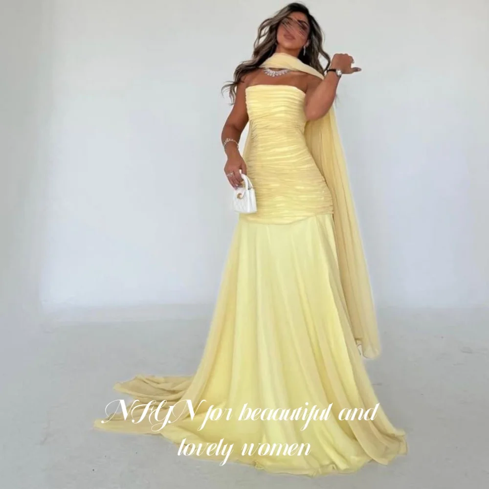 

NFYN Yellow Elegant Formal Gown Satin Pleats Sleeveless Prom Dress Strapless with Scarf Split Evening Dress for Woman Customized