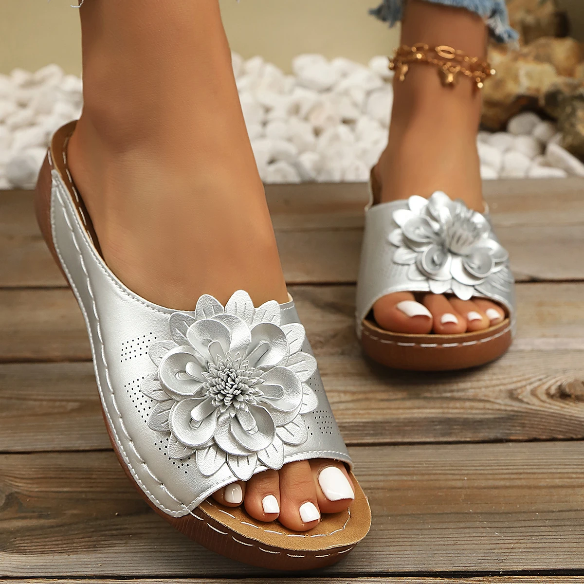 Retro Blumen-Dekor Keilabsatz-Pantoletten für Damen 2026 Sommer Plateau-Sandalen mit Dicker Sohle Strand-Schuhe Outdoor-Slides