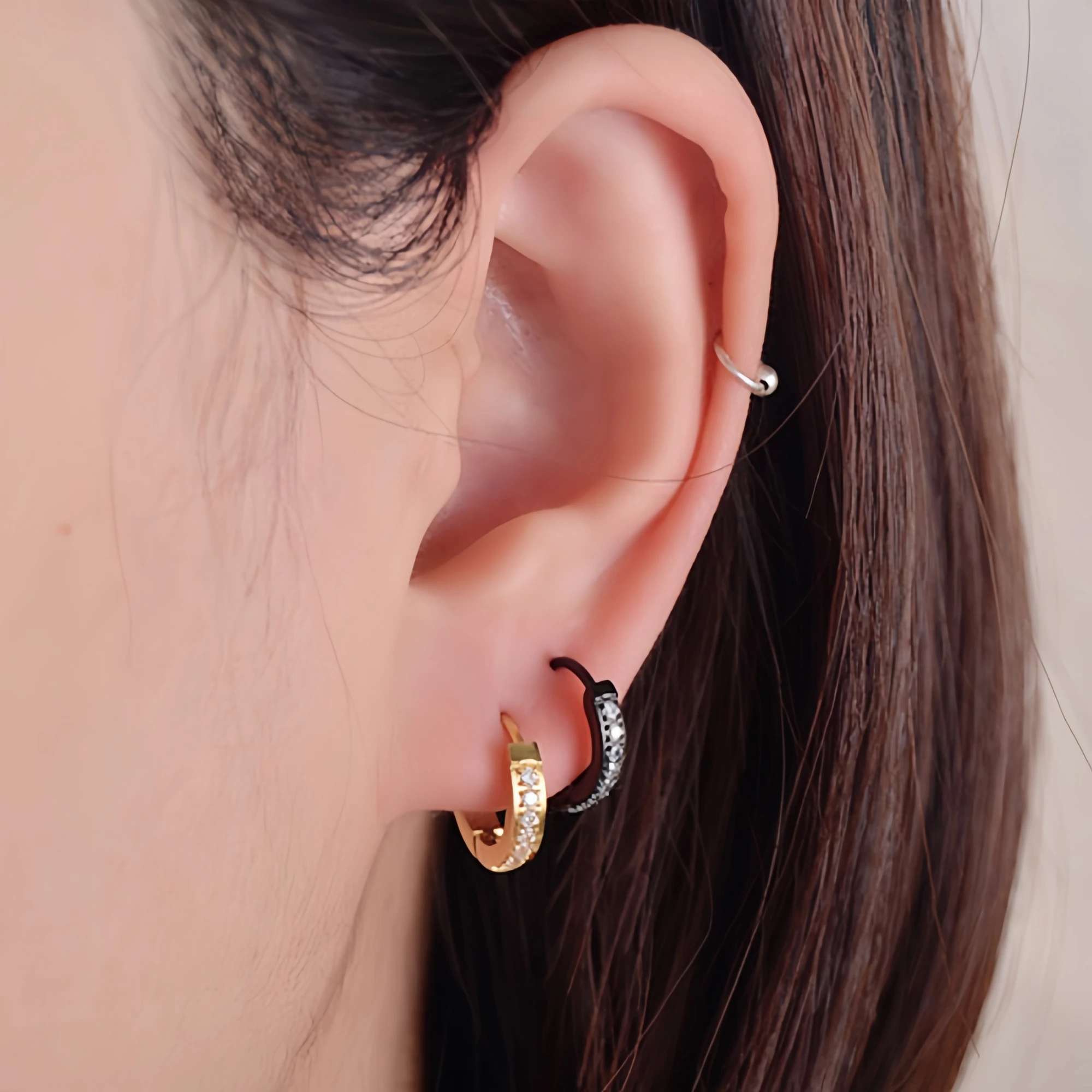 Kristall-Zirkonia Kleiner Knorpel-Creolen-Set aus schwarzem Edelstahl, runder Piercing-Ohrring für Damen, modischer Schmuck-Trend – Detail 5