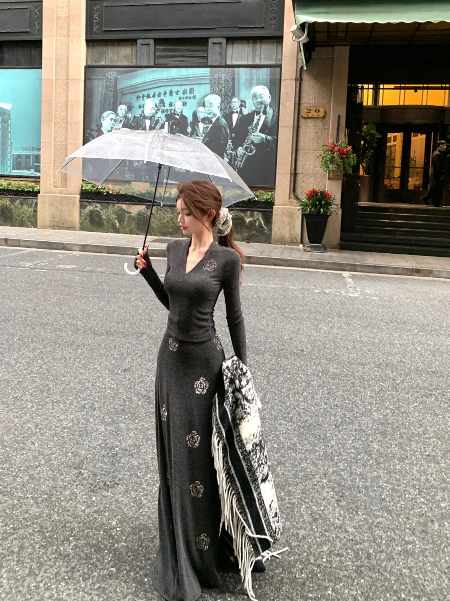 

Женский комплект из 2 предметов с юбкой, серый вязаный топ с v-образным вырезом и длинными рукавами, украшенный стразами, облегающая юбка-карандаш с высокой талией, модный офис