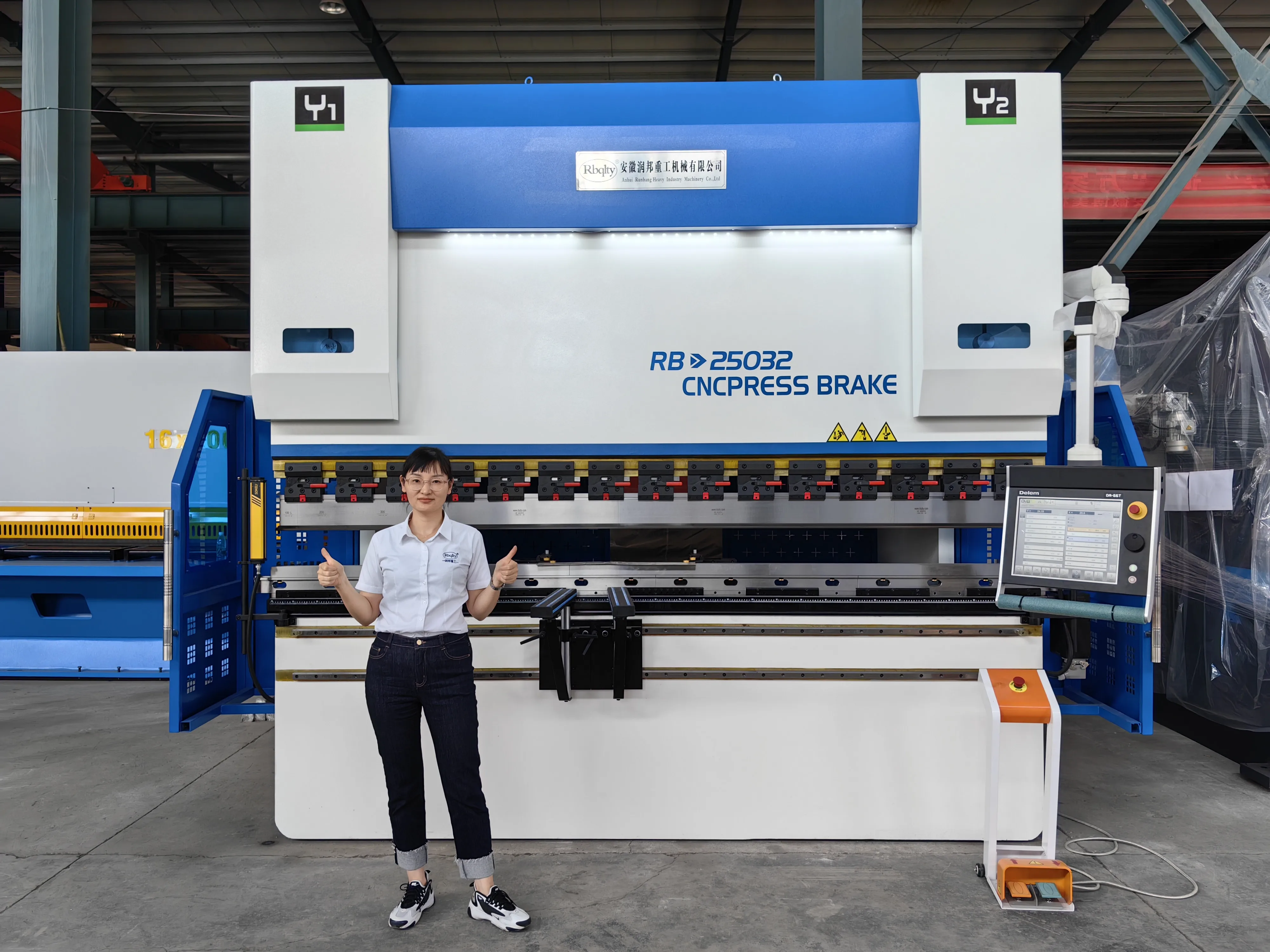 WE67K 250T 3200mm 8+1 Axis Press Brake Carbon Steel Bending Machine