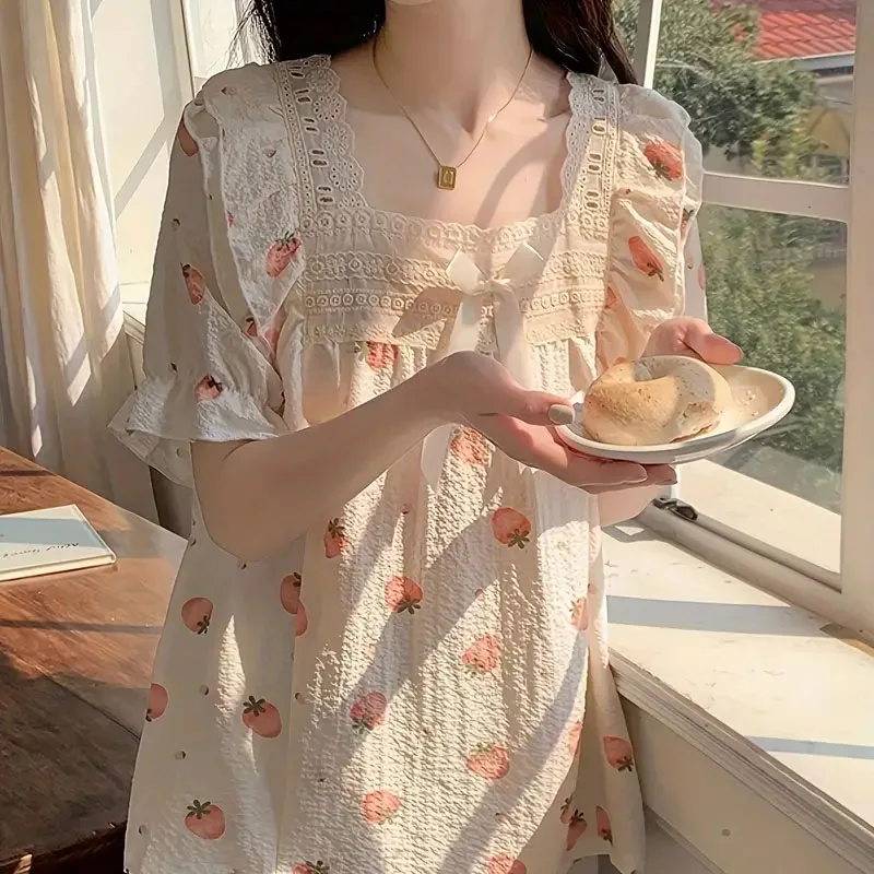 

Очаровательный комплект домашней одежды с клубничным принтом из мягкой ткани с бантом и пышными рукавами, топ с квадратным вырезом, эластичные шорты для женщин, летние