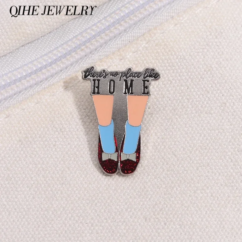 Broche de pierna de cuento de hadas para niñas, Pin de esmalte personalizado, No hay lugar como broches para el hogar, insignia de solapa de mochila, adorno de joyería