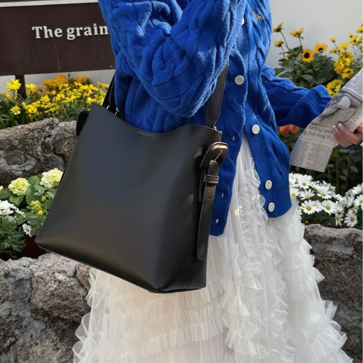 

Кожаная легкая роскошная портативная большая сумка, модная простая нишевая сумка через плечо, новинка 2025 года, женская сумка