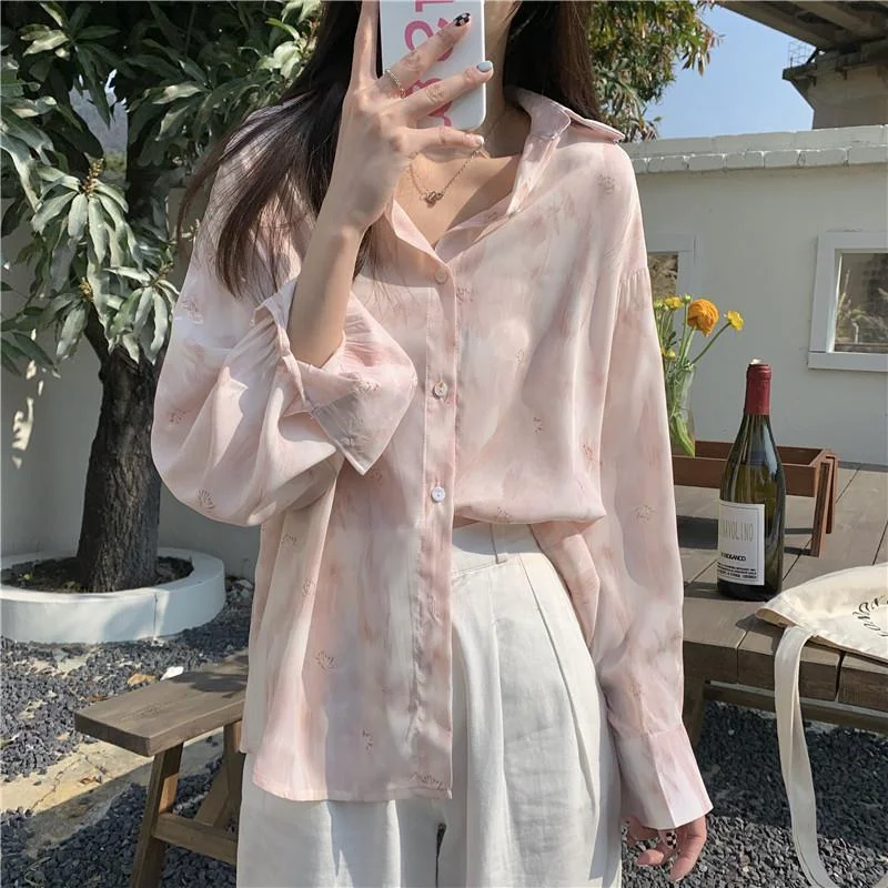 Koszula z kołnierzykiem polo, z efektem tie-dye w odcieniach różu, nowy styl 2025, szyta, zapinana na guziki, z długim rękawem.